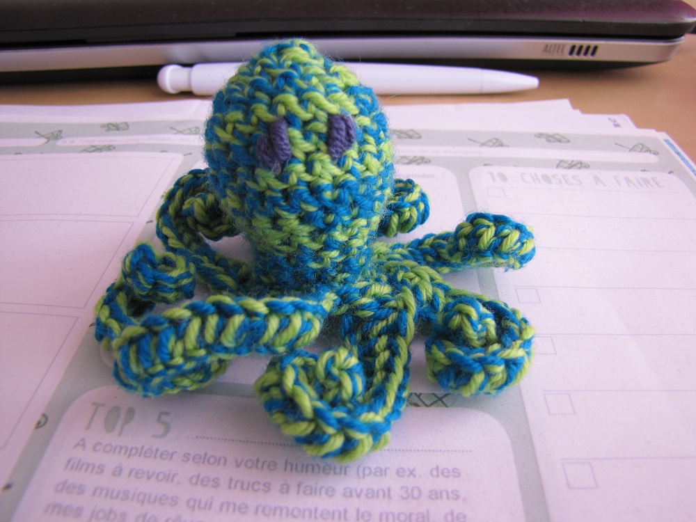 pieuvre au crochet bleu et vert