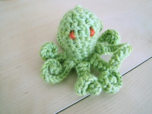 poulpe au crochet vert aux yeux rouges