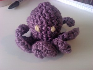 petit poulpe au crochet violet