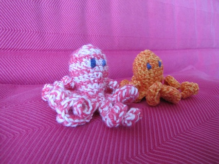 Poulpes roses et orange au crochet