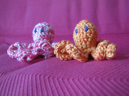 Poulpes rose et orange au crochet