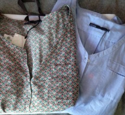 Une jolie blouse liberty qui peut se mettre manches 3/4 (il y a des petites pattes) et une autre bleue, boutonnée dans le dos