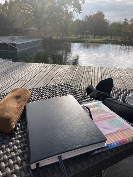 Pause journal au bord de la piscine naturelle du château