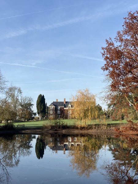 Vue de la façade du château depuis le lac par temps clair