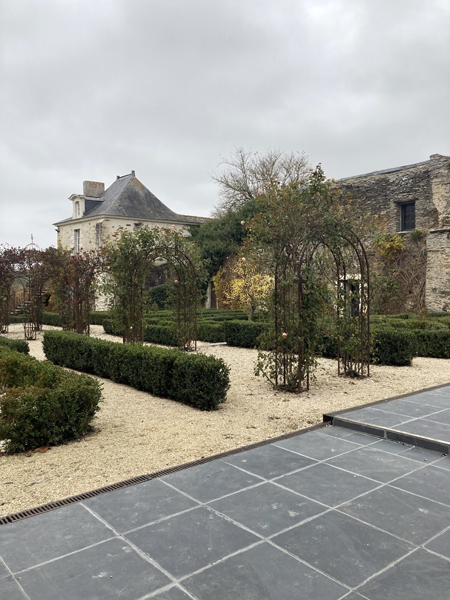 Roseraie et château par temps voilé