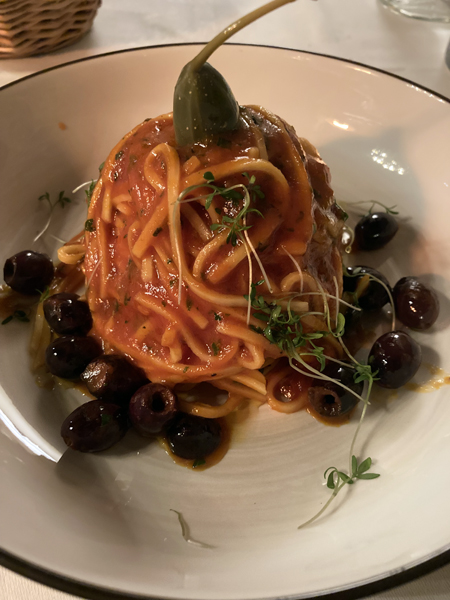 Tagliatelloni à la putanesca (ail, tomates et olives)