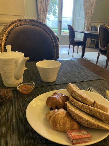 Aperçu du petit déjeuner : pain frais, viennoiseries, thé, confiture et pâte à tartiner