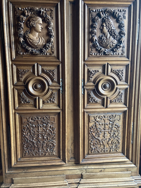 Porte d'armoire en bois travaillée