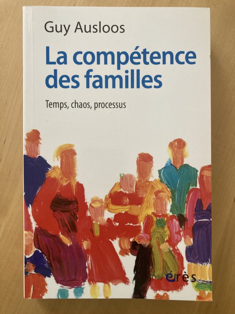 Photo du livre La compétence des familles de Guy Ausloos. Le sous-titre est : temps, chaos, processus. Sur la couverture blanche du livre, une illustration réalisée en peinture représente des individus de tous âges, sans visages, tous blancs de peau, avec des vêtements colorés.