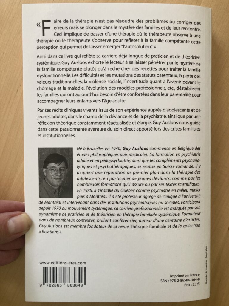 Quatrième de couverture du livre, sur laquelle on peut lire ceci : "Faire de la thérapie n'est pas résoudre des problèmes ou corriger des erreurs mais se plonger dans le mystère des familles et de leur rencontre. Cecil implique de passer d'une thérapie où le thérapeute observe à une thérapie où le thérapeute s'observe pour refléter à la famille compétente cette perception qui permet de laisser émerger "l'autosolution"."
Ainsi dans ce livre qui reflète sa carrière déjà longue de praticien et de théoricien systémique, Guy Ausloos exhorte le lecteur à se laisser pénétrer par le mystère de la famille compétente plutôt qu'à rechercher des recettes pour traiter la famille dysfonctionnelle. Les difficultés et les mutations des statuts parentaux, la perte des valeurs traditionnelles, la violence sociale, l'incertitude quant à l'avenir devant le chômage et la maladie, l'évolution des modèles professionnels, etc., déstabilisent les familles qui ont aujourd'hui besoin d'être confortées dans leur parentalité pour accompagner leurs enfants vers l'âge adulte.
Par ses récits cliniques vivants issus de son expérience auprès d'adolescents et de jeunes adultes, dans le champ de la déviance et de la psychiatrie, ainsi que par une réflexion théorique constamment réactualisée et élargie, Guy Ausloos nous guide dans cette passionnante aventure du soin direct apporté lors des crises familiales et institutionnelles.
Né à Bruxelles en 1940, Guy Ausloos commence en Belgique des études philosophiques puis médicales. Sa formation en psychiatrie adulte et en pédopsychiatrie, ainsi que les compléments psychanalytiques et psychothérapeutiques, se réalise en Suisse romande. Il y acquiert une réputation de premier plan dans la thérapie des adolescents, en particulier de jeunes déviants, comme par les nombreuses formations qu'il assure ou par ses textes scientifiques. En 1986, il s'installe au Québec comme psychiatre en milieu minier puis à Montréal. Il a été professeur agrégé de clinique à l'université de Montréal et intervenant dans des institutions psychiatriques et sociales. Participant depuis 1970 au mouvement systémique, sa carrière professionnelle est marquée par son dynamisme de praticien et de théoricien en thérapie familiale systémique. Formateur dans de nombreux contextes, brillant conférencier, auteur d'une centaine d'articles, Guy Ausloos est membre fondateur de la revue Thérapie familiale et de la collection "Relations".