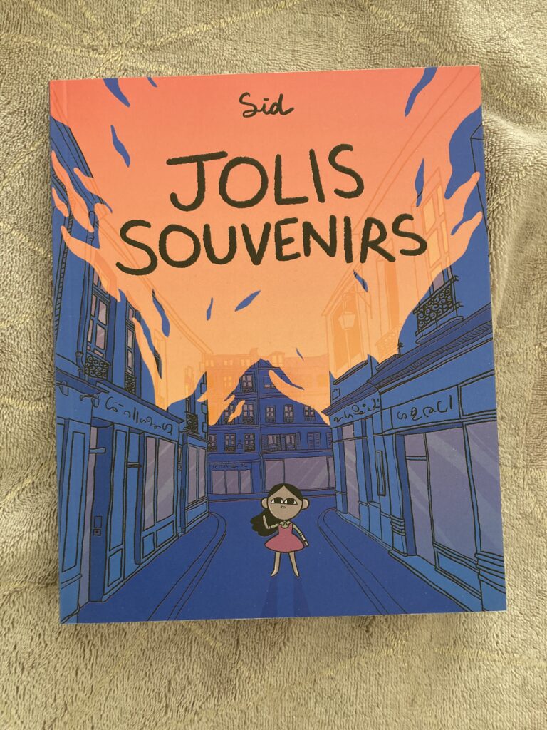 Photo de la BD intitulée Jolis souvenirs de Sid. On y voir un petit personnage dans une rue, la nuit, avec des bâtiments incendiés.