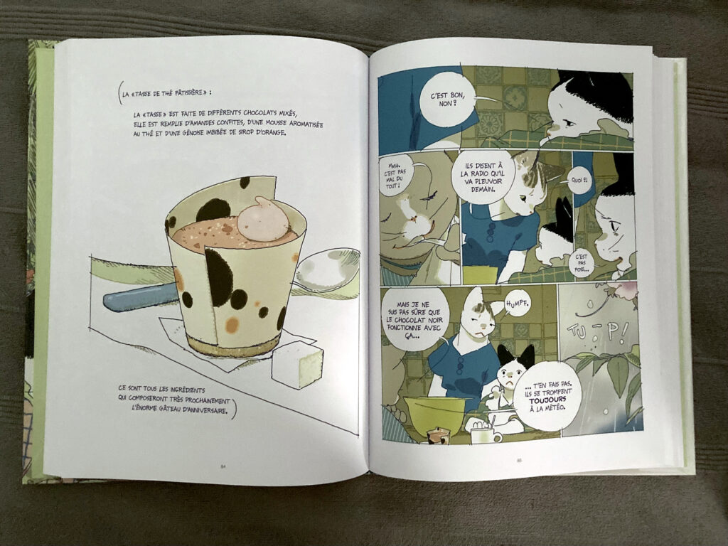 Photo d'une double page de la BD Cat Café. Sur la page de gauche, on voit un dessin de pâtisserie, la "tasse de thé patissière" avec quelques explications sur ce qu'elle contient. Sur la page de droite, des cases de la BD avec plusieurs chats qui parlent de la pâtisserie et de la météo qui annonce de la pluie.