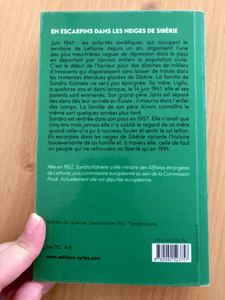 Photo de la quatrième de couverture du livre de Sandra Kalniete intitulé "En escarpins dans les neiges de Sibérie". On peut notamment y lire le texte suivant : Juin 1941 : les autorités soviétiques, qui occupent le territoire de Lettonie depuis un an, organisent l'une des plus meurtrières vagues de répression dans le pays en déportant par convois entiers la population civile. C'est le début de l'horreur pour des dizaines de milliers d'innocents qui disparaissent sans laisser de traces dans les immenses étendues glacées de Sibérie. La famille de Sandra Kalniete ne sera pas épargnée. Sa mère, Ligita, a quatorze ans et demi lorsque, le 14 juin 1941, elle et ses parents sont emmenés. Son grand-père Janis est séparé des siens dès leur arrivée en Russie ; il mourra dans l'enfer des camps. La famille de son père Aivars connaîtra le même sort des années plus tard. Sandra est rentrée dans son pays en 1957. Elle n'avait que cinq ans mais jamais elle n'a oublié le regard de sa mère quand celle-ci a pu à nouveau sentir et fouler le sol letton. En escarpins dans les neiges de Sibérie raconte l'histoire bouleversante de sa famille et, à travers elle, celle de tout un peuple qui ne retrouvera sa liberté qu'en 1991.