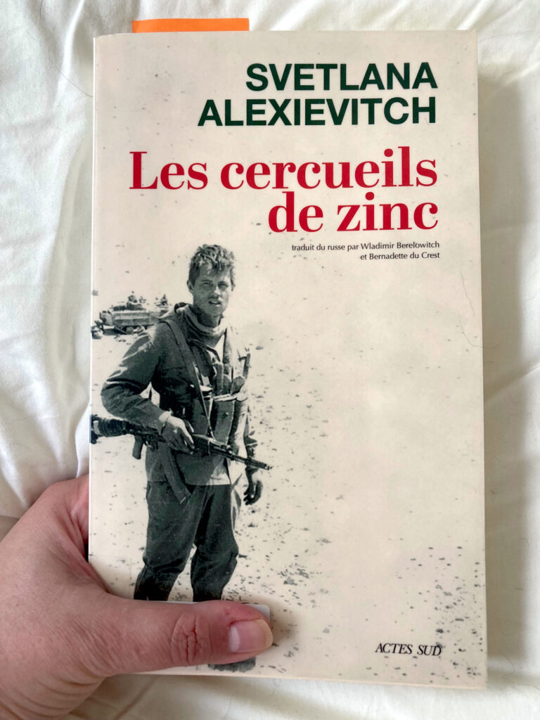 Photo de la couverture du livre de Sveltana Alexievitch intitulé Les cercueils de zinc. On y voit une photo de militaire avec un fusil mitrailleur.