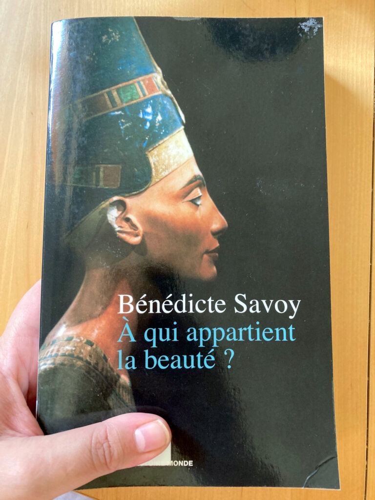 Photo de la couverture du livre de Bénédicte Savoy intitulé "A qui appartient la beauté ?". On y voit une photo du buste de Néfertiti de profil.